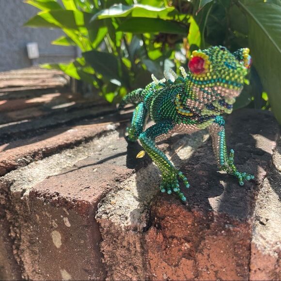 Iguana sculpture made with 10000 tiny glass seed beads over an Algodon armature - Picture 3 of 15
